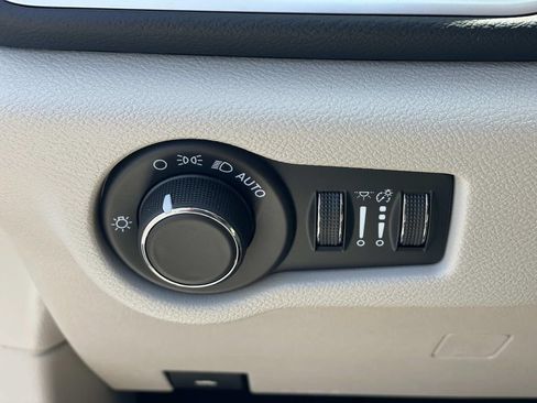 Used 2023 Chrysler Voyager LX FWD image 18