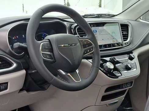 Used 2023 Chrysler Pacifica Touring-L image 14
