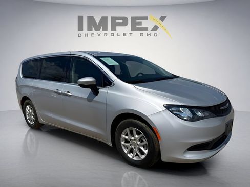 Used 2023 Chrysler Voyager LX FWD image 7