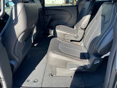 New 2026 Chrysler Pacifica Select w/ S Appearance Package FWD image 11