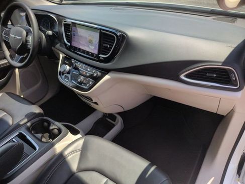 Used 2023 Chrysler Pacifica Touring-L FWD image 34