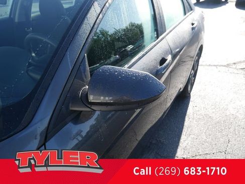 Used 2022 Hyundai Elantra SEL FWD image 11