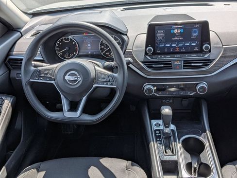 Used 2024 Nissan Altima 2.5 SV FWD image 21