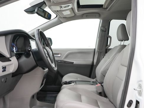 Used 2018 Toyota Sienna XLE w/ XLE Navigation Package AWD/4WD image 23