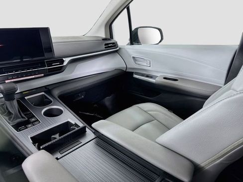 Certified 2026 Toyota Sienna LE FWD image 23
