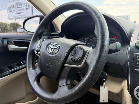 Used 2014 Toyota Camry LE FWD image 17