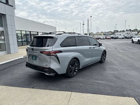 Used 2025 Toyota Sienna XSE w/ XSE Premium Package FWD image 2