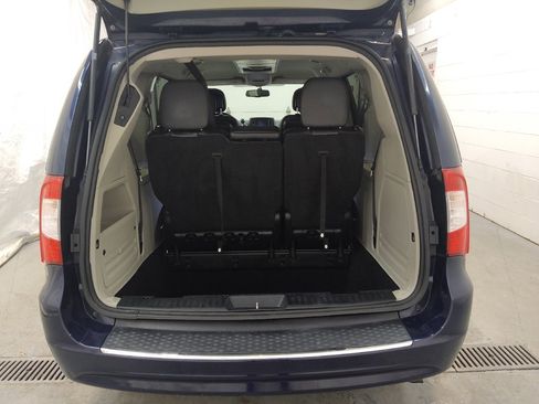 Used 2016 Chrysler Town & Country Touring image 29