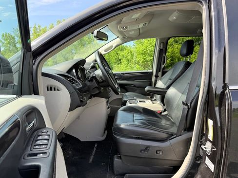Used 2015 Chrysler Town & Country Touring w/ Driver Convenience Group FWD image 9