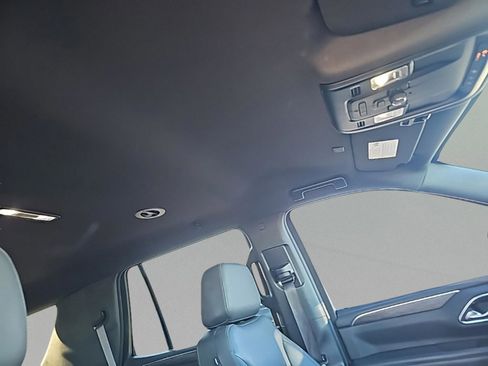 Used 2022 Chevrolet Tahoe Z71 w/ Luxury Package image 28