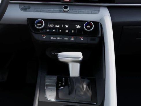 Used 2025 Hyundai Elantra Limited FWD image 16