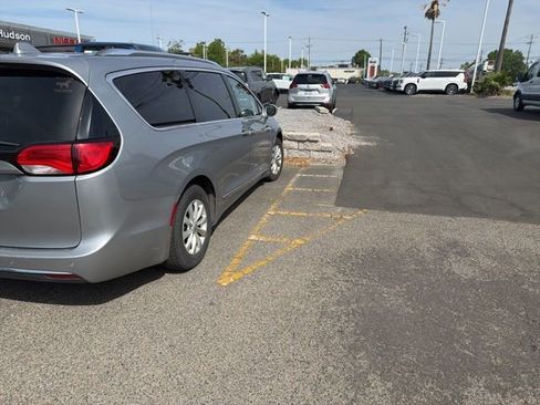 Used 2019 Chrysler Pacifica Touring-L image 5