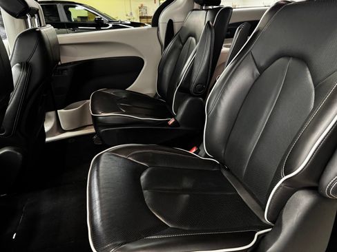 Used 2023 Chrysler Pacifica Limited FWD image 12