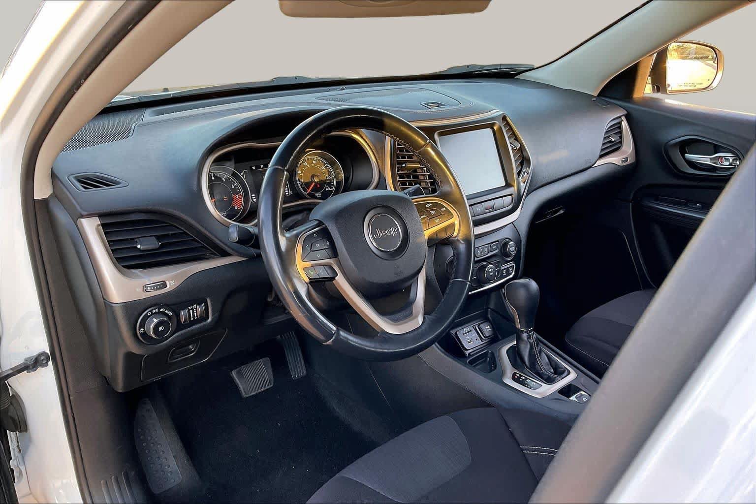 Used 2015 Jeep Cherokee Latitude FWD image 17