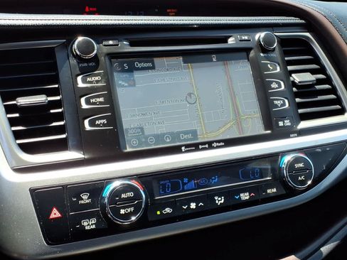 Used 2018 Toyota Highlander XLE FWD image 19