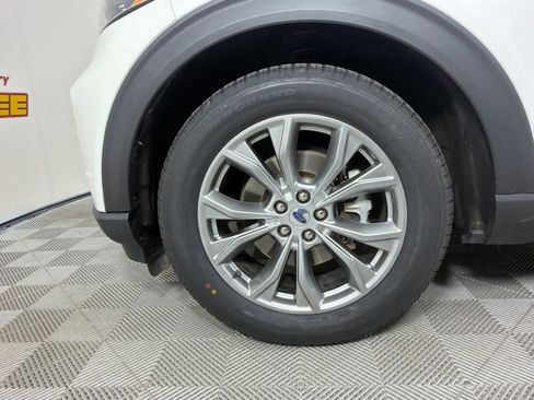 Used 2022 Ford Explorer XLT w/ Equipment Group 202A RWD image 10