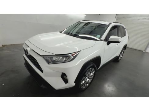 Used 2020 Toyota RAV4 XLE FWD image 4