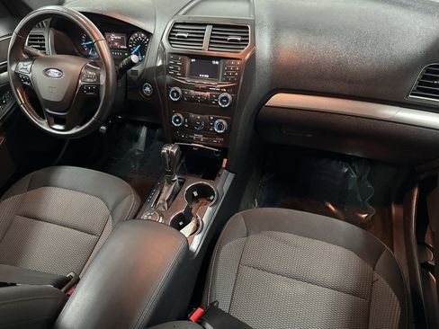 Used 2018 Ford Explorer XLT image 11