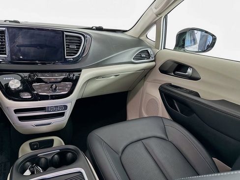 Certified 2024 Chrysler Pacifica Touring-L image 30