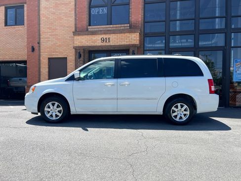Used 2009 Chrysler Town & Country Touring FWD image 4