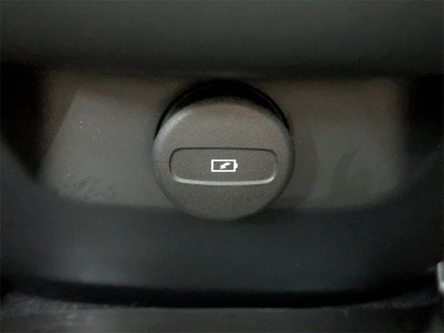 Certified 2023 Volvo XC60 B5 Ultimate w/ Climate Package image 18