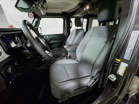 Used 2025 Jeep Wrangler Unlimited Sahara image 13