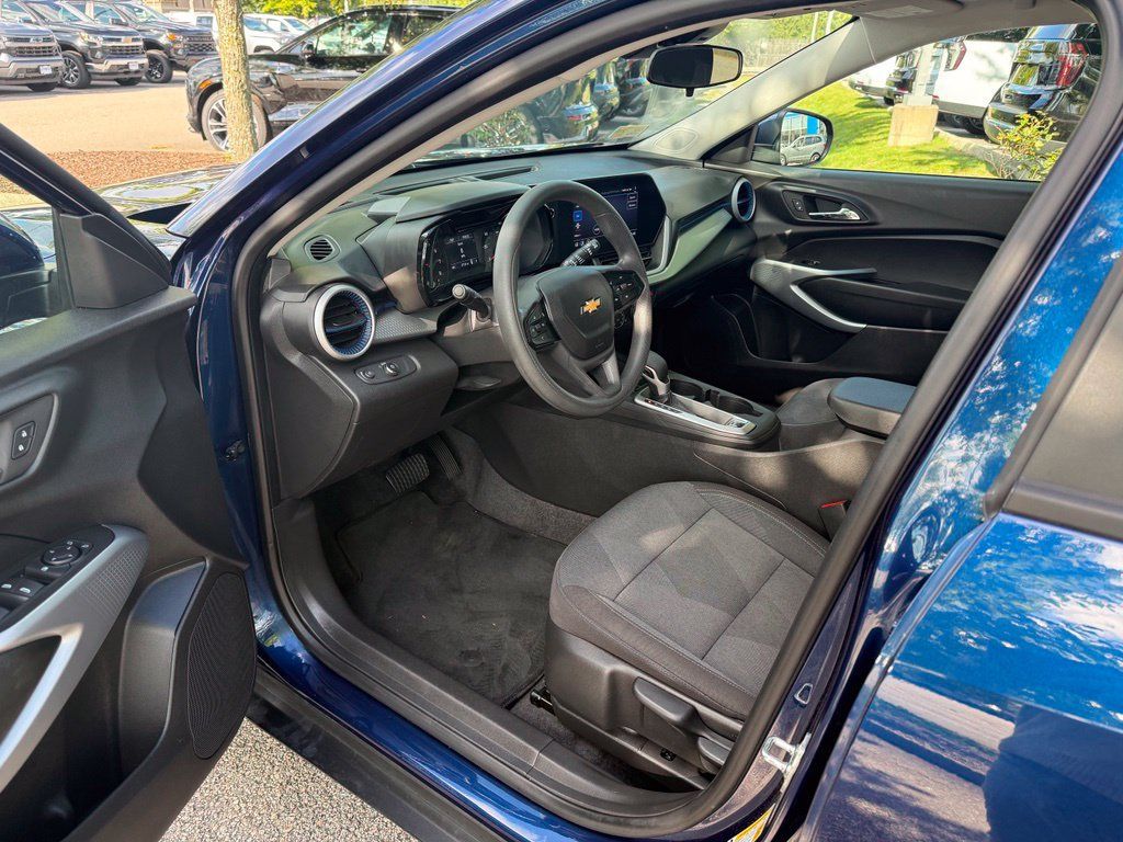 Used 2024 Chevrolet Trax LS w/ LS Convenience Package FWD image 12