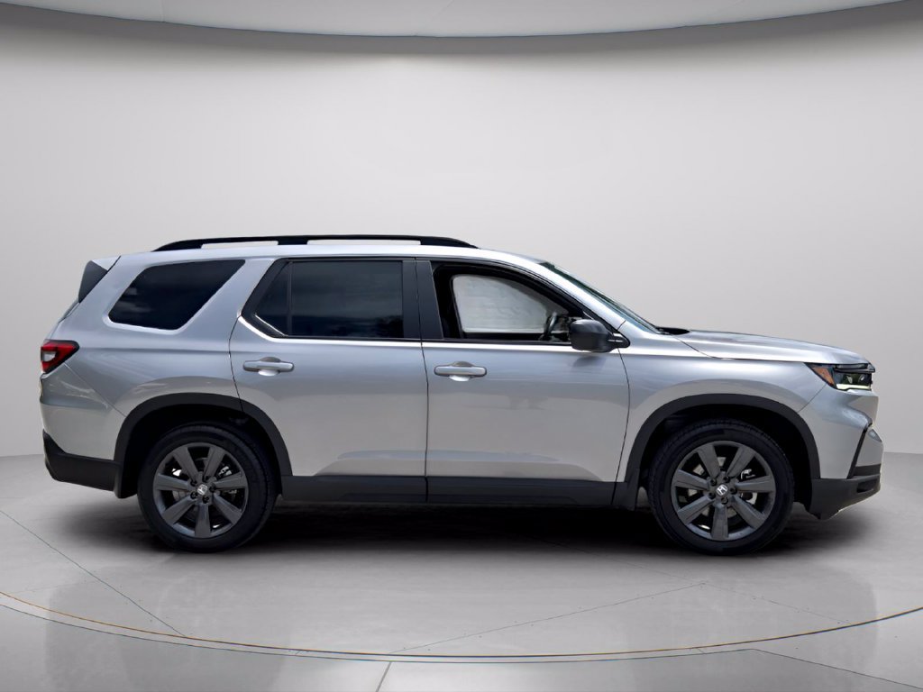 Used 2025 Honda Pilot Sport image 8