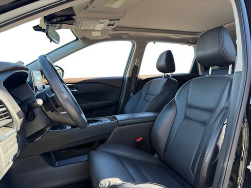 Used 2023 Nissan Rogue SV w/ SV Premium B Package image 9