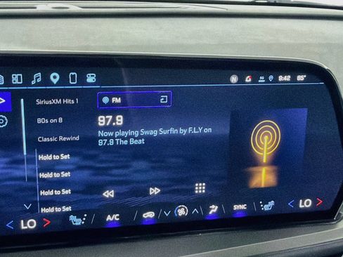 Used 2025 Chevrolet Traverse LT FWD image 21
