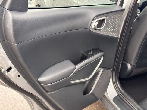 Used 2025 Kia Soul LX w/ LX Technology Package FWD image 21