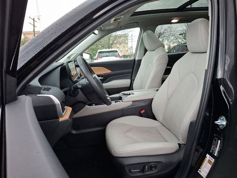 Certified 2025 Toyota Grand Highlander AWD image 14