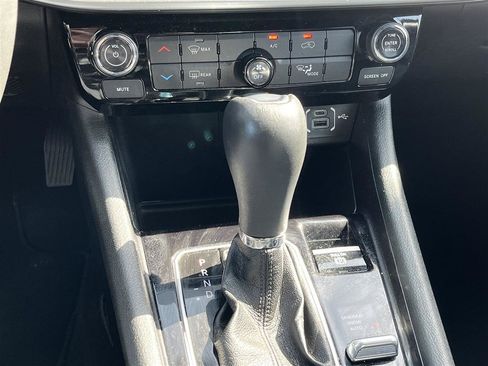 Used 2024 Jeep Compass Latitude AWD/4WD image 27