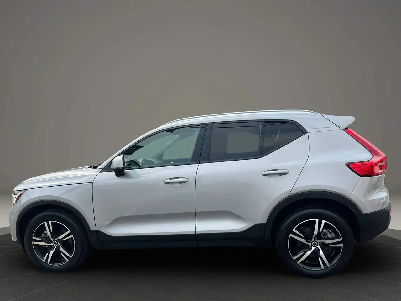 Used 2023 Volvo XC40 B4 Core FWD image 8