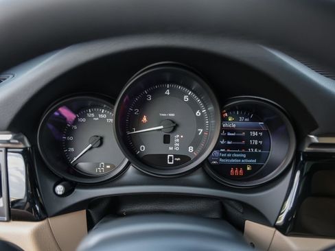 Certified 2025 Porsche Macan AWD/4WD image 15