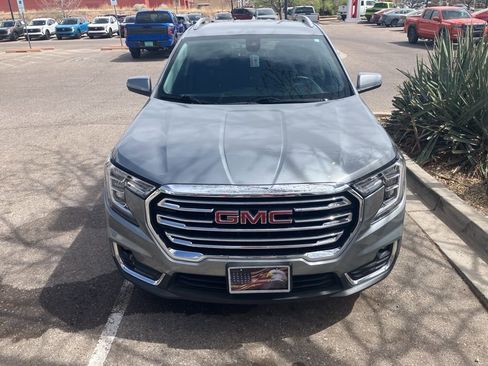 Used 2024 GMC Terrain SLT image 2