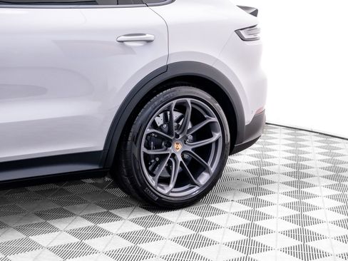 Certified 2025 Porsche Cayenne Turbo GT image 36