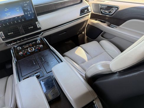 Used 2023 Lincoln Navigator Reserve image 17