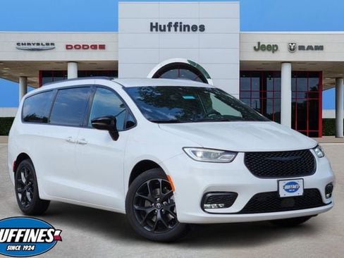 New 2026 Chrysler Pacifica Select w/ S Appearance Package AWD/4WD image 1