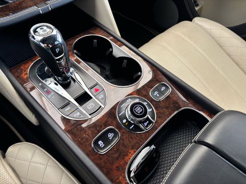 Used 2018 Bentley Bentayga Mulliner image 18