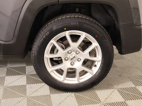 Used 2023 Jeep Renegade Latitude AWD/4WD image 18