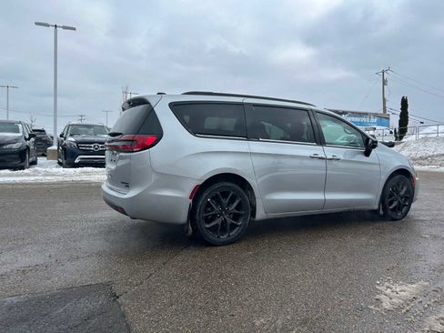 Used 2023 Chrysler Pacifica Limited w/ Uconnect Theater Family Group image 16