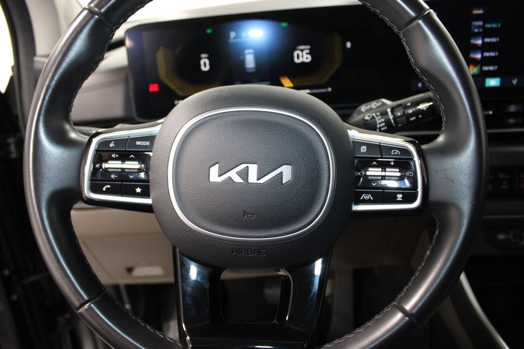 Used 2025 Kia Carnival FWD image 32