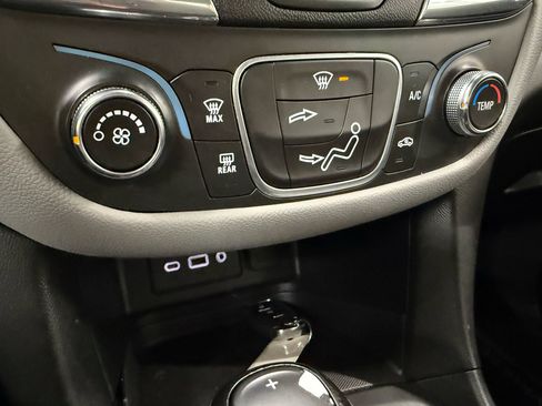 Used 2020 Chevrolet Equinox LS image 33