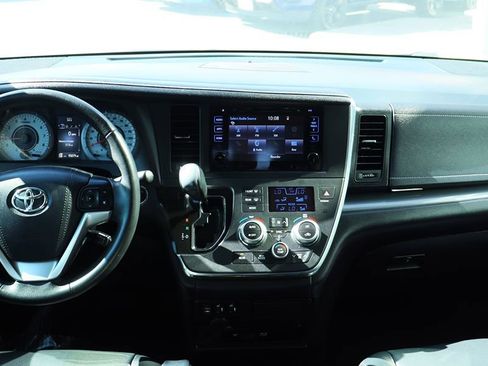 Used 2017 Toyota Sienna SE Premium image 37