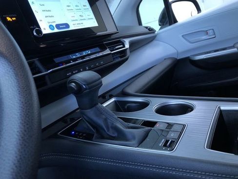 Certified 2025 Toyota Sienna LE image 29