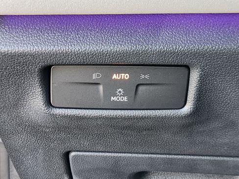 Certified 2025 Volkswagen Tiguan SE w/ Panoramic Sunroof Package image 23