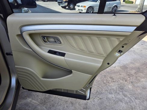 Used 2018 Ford Taurus SE FWD image 16
