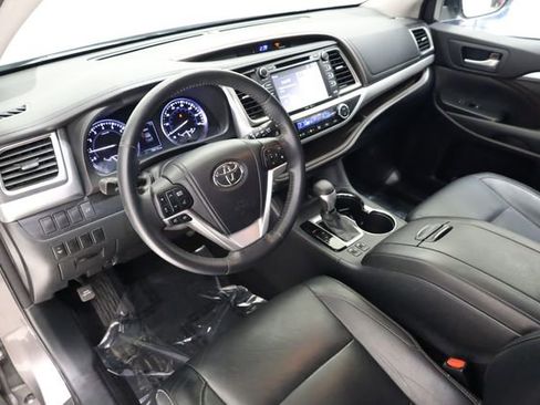 Used 2014 Toyota Highlander XLE AWD/4WD image 11