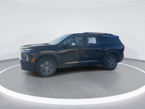 Used 2025 Chevrolet Traverse LT image 6